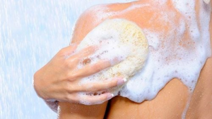  Nên dùng xà bông cục hay sữa tắm